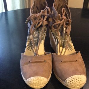 New 8.5 Dark Tan Suede Lace Up DV Wedge 🌟